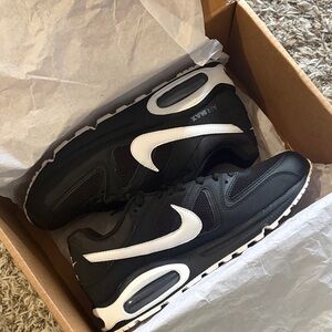 Nike Men's Black and White Sneakers